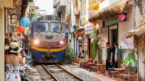 Náhledový obrázek - Další oběť turismu. Hanoj zavírá kavárny podél ikonické železnice