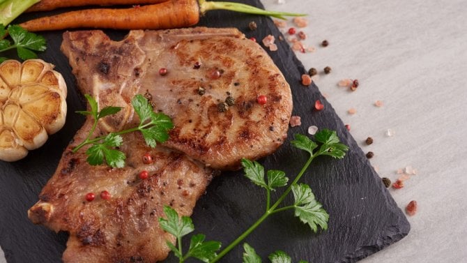 Plátek pečené krkovice s grilovanou zeleninou