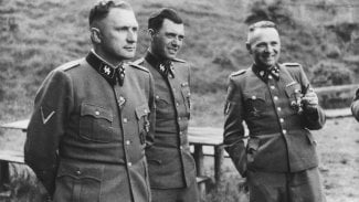 Richard Baer, Josef Mengele a Rudolf Hess v koncentračním táboře Osvětim