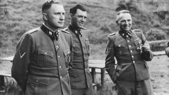 Richard Baer, Josef Mengele a Rudolf Hess v koncentračním táboře Osvětim