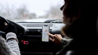 Náhledový obrázek - Jak bezpečně používat mobil v autě?