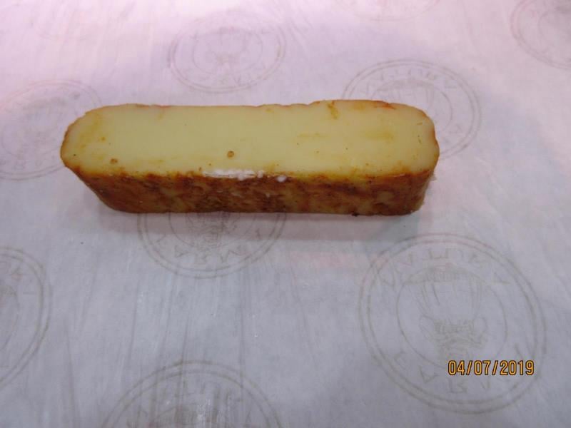 Nebezpečné potraviny - různé druhy sýrů z provozovny Richemont Trade, FARMA NATURA, Liberec. Na povrchu výrobků byla patrná plíseň.