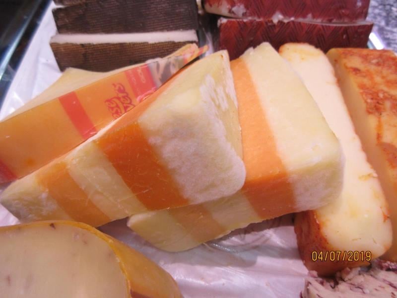 Nebezpečné potraviny - různé druhy sýrů z provozovny Richemont Trade, FARMA NATURA, Liberec. Na povrchu výrobků byla patrná plíseň.