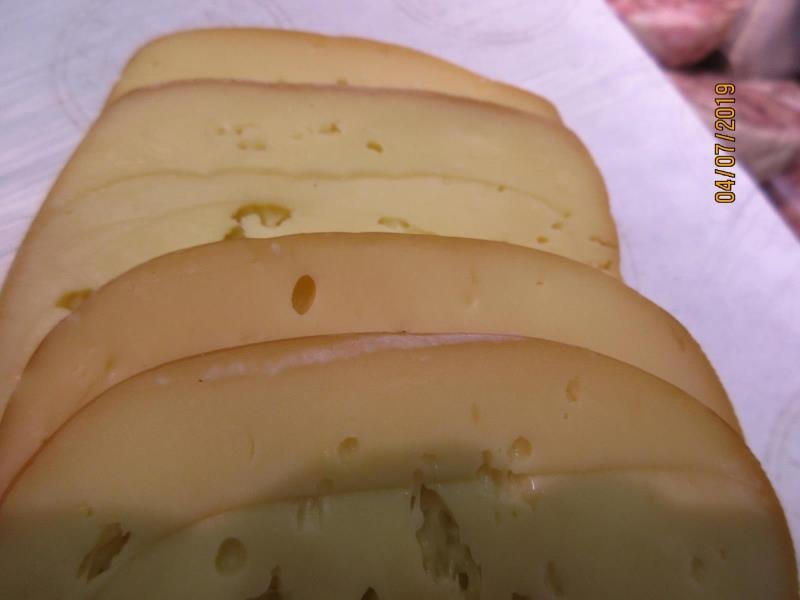 Nebezpečné potraviny - různé druhy sýrů z provozovny Richemont Trade, FARMA NATURA, Liberec. Na povrchu výrobků byla patrná plíseň.