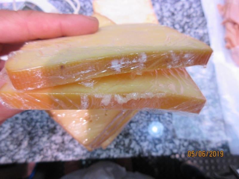 Nebezpečné potraviny - různé druhy sýrů z provozovny Richemont Trade, FARMA NATURA, Liberec. Na povrchu výrobků byla patrná plíseň.