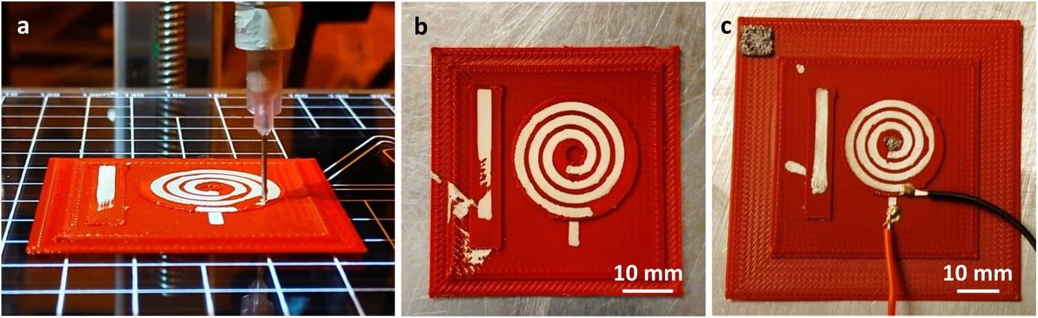 Trojrozměrné solenoidy s vrstveným povrchem na bázi stříbrného inkoustu, monoliticky vytištěné 3D tiskem.