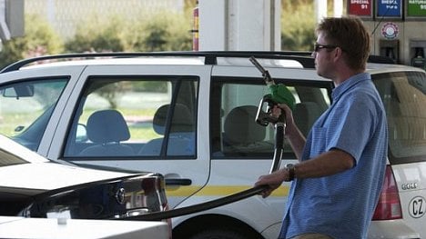 Náhledový obrázek - Ceny benzinu i nafty v ČR poprvé od března klesly