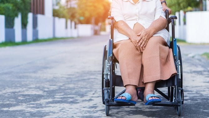Pečující a dědictví: Je možné péči o rodiče zohlednit v pozůstalostním řízení?