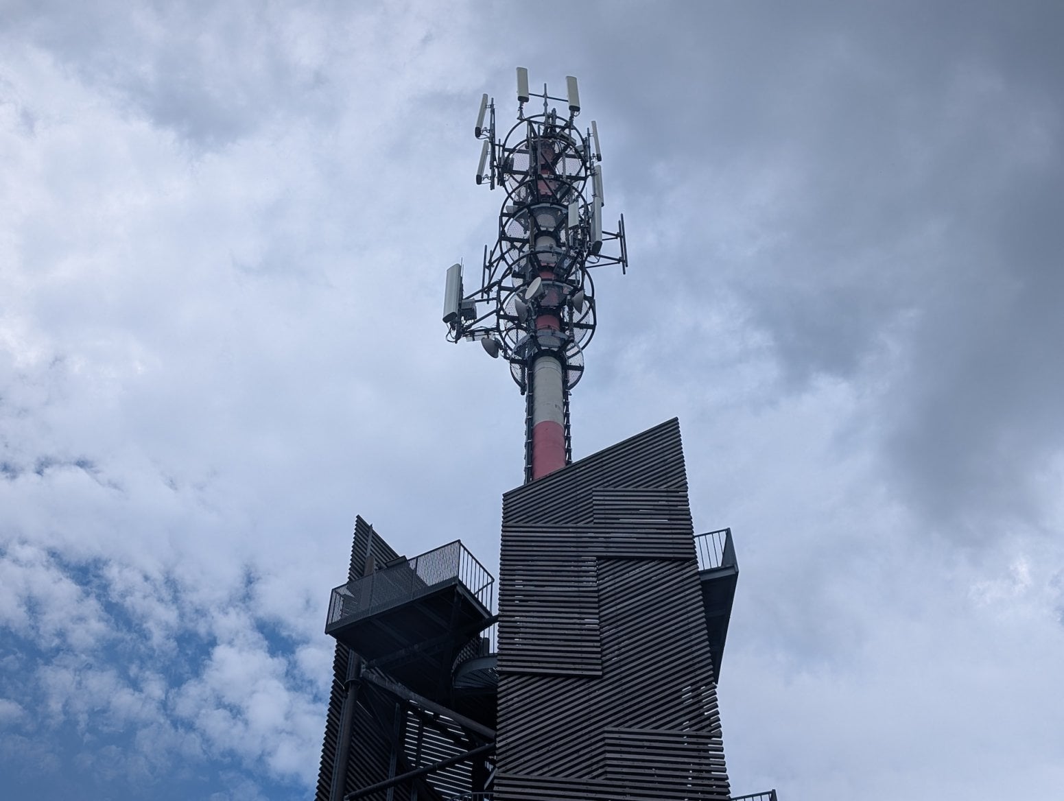 Mobilní 5G vysílač T-Mobilu na rozhledně Romanka, Hrubý Jeseník