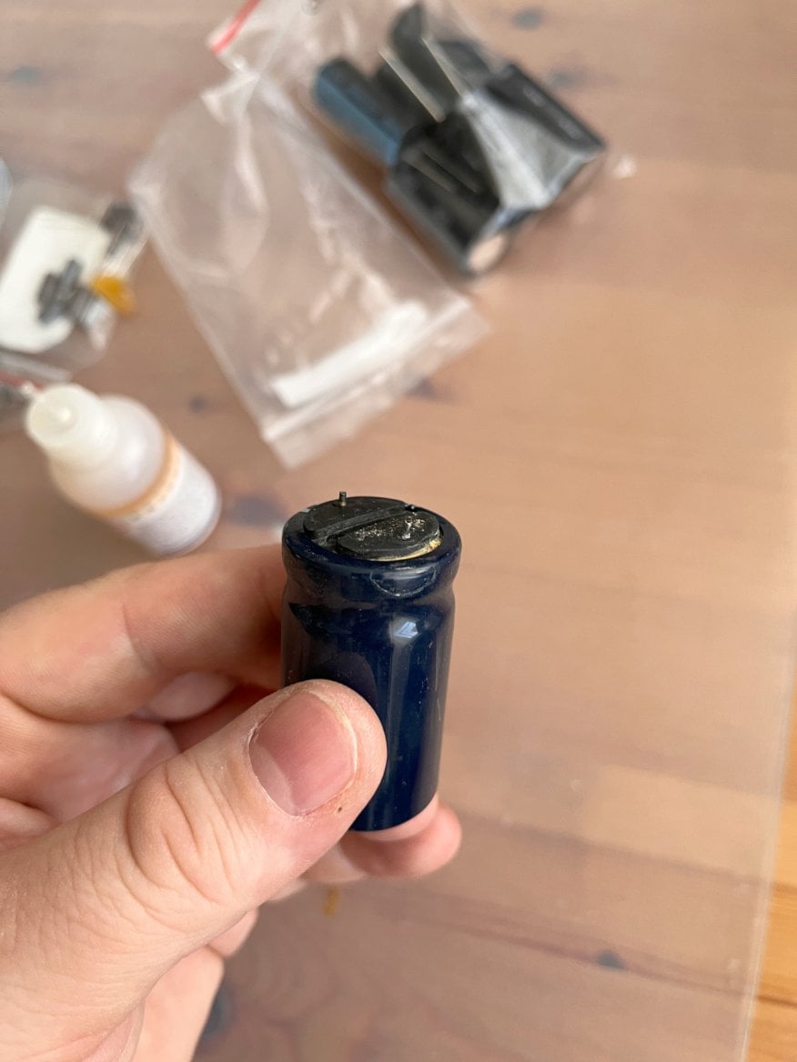 Kondenzátor Wang´s s jistou známkou vytékajícího elektrolytu.