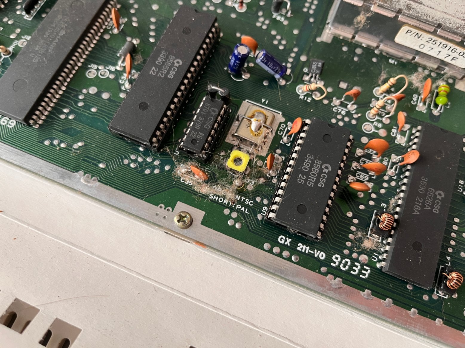 Detail na desku s navátým nepořádkem.