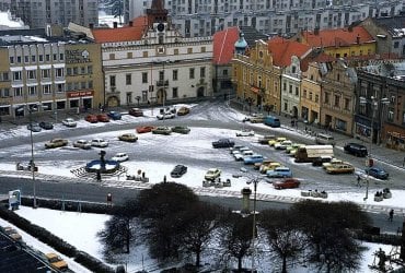 Na snímku z Havlíčkova Brodu druhé poloviny 80. let naleznete hned několik provedení populárního přepravníku