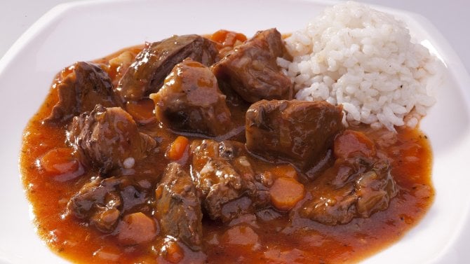 Dušená vepřová kýta se zeleninou a rýží