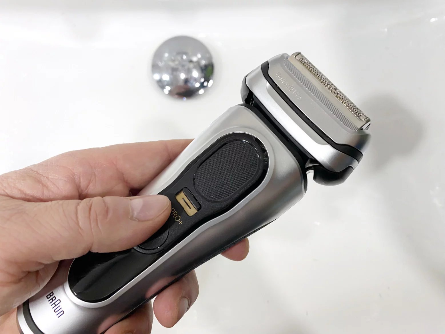 Braunu se podařilo vyřešit, jak nepodráždit při holení jemnější kůži na krku.