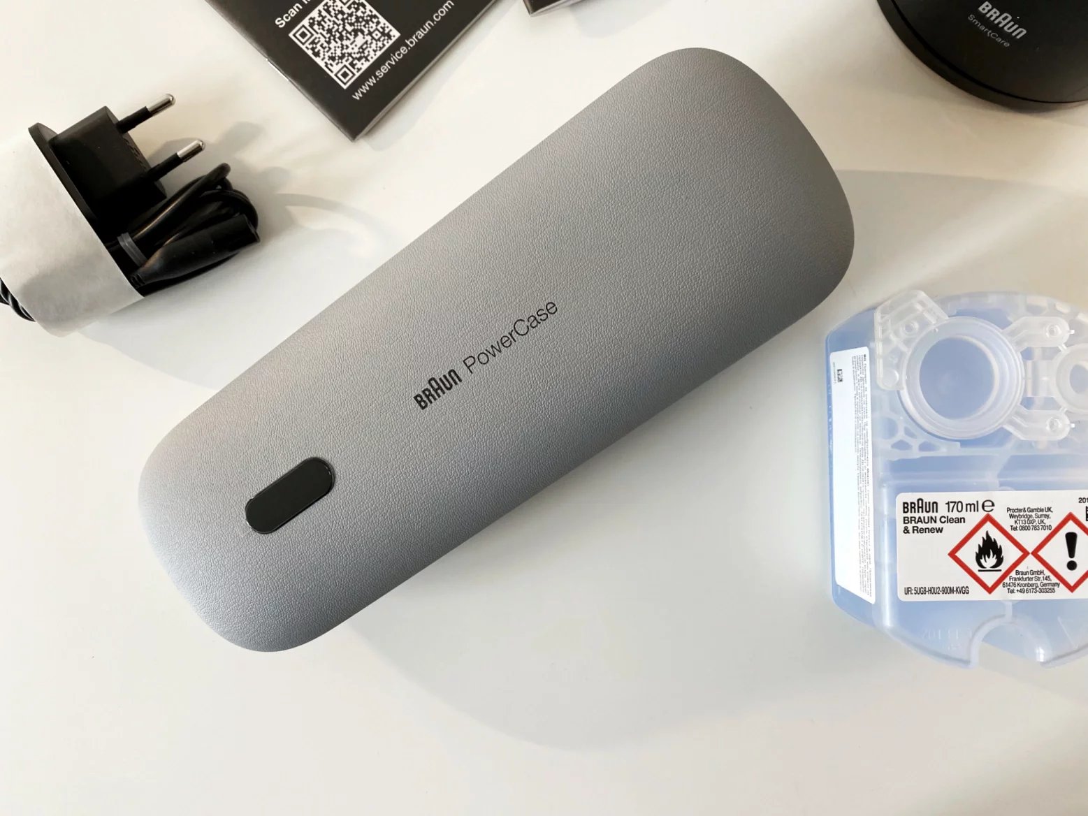 V balení najdete kromě samotného strojku ještě dobíjecí adaptér SmartCare Center, kazetu s čistícím prostředkem, manuál a také pouzdro PowerCase.