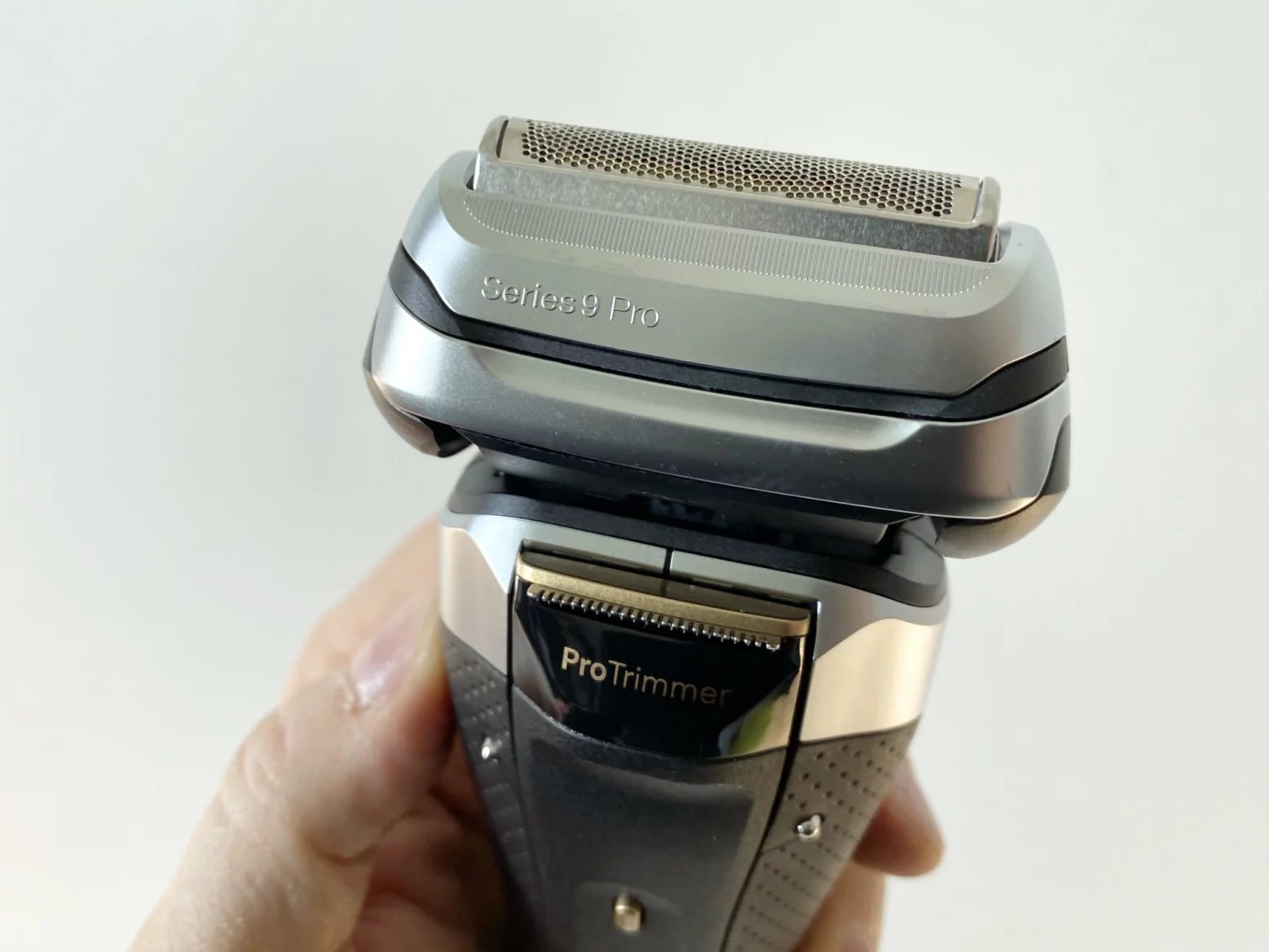 Hlavice v sobě má pět synchronizovaných holicích prvků.