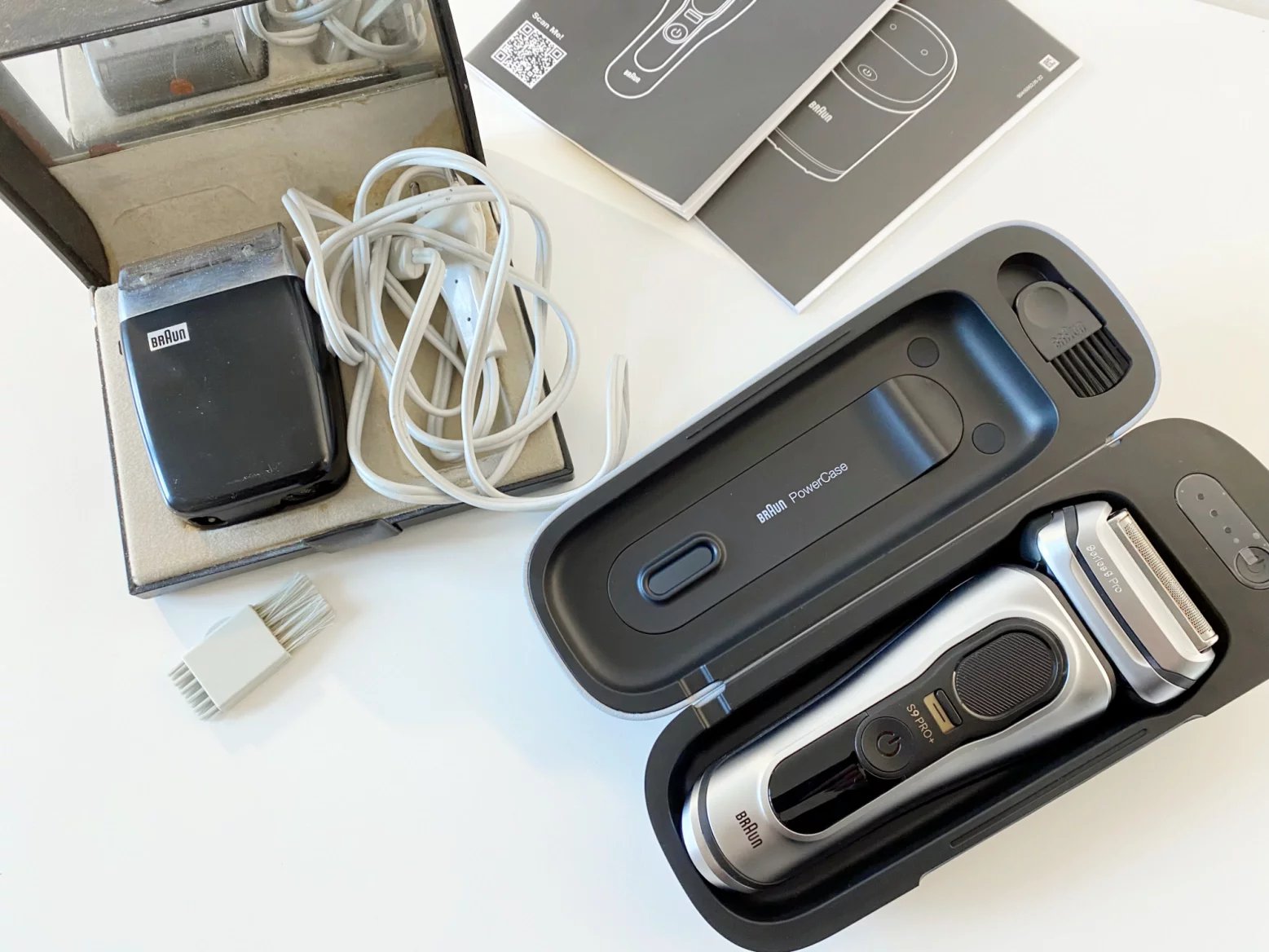 Balení strojku Braun sixtant ze šedesátých let a hned vedle ultramoderní "devítka".