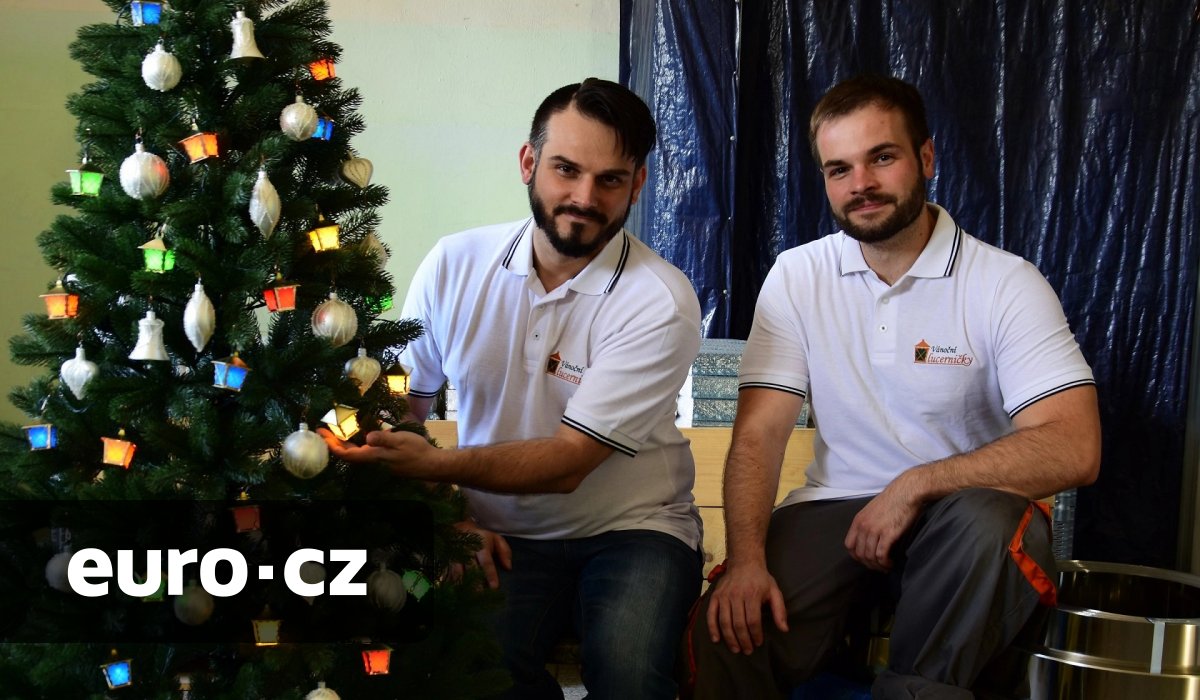 Přesně takové, jako měla babička. Bratři Peklákovi vsadili na tradici, vlastními silami oživili svítící lucerničky ze 70. let