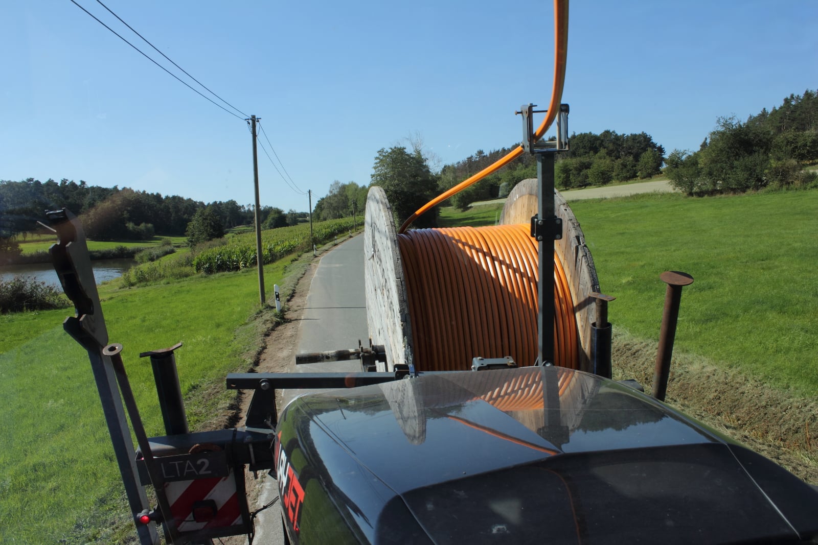 LayJet: jak se klade optický kabel podél silnic