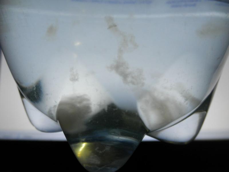 Ochucená pramenitá voda MERUŇKOVÁ, JAHODOVÁ a ANANASOVÁ. Kategorie: Nebezpečné potraviny. Nevyhovující parametr: chuť, vzhled. Chuť byla netypická pro danou potravinu, neodpovídající použitým surovinám. Uvnitř některých balení se vyskytovaly plovoucí klky. Potravina měla prošlé datum minimální trvanlivosti, z tohoto důvodu nejsou uvedeny informace o výrobci. Místo kontroly: Levné potraviny s.r.o., Děčín 1