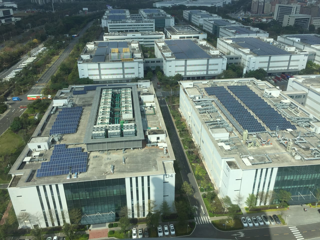 Výrobní haly Huawei v Dongguanu