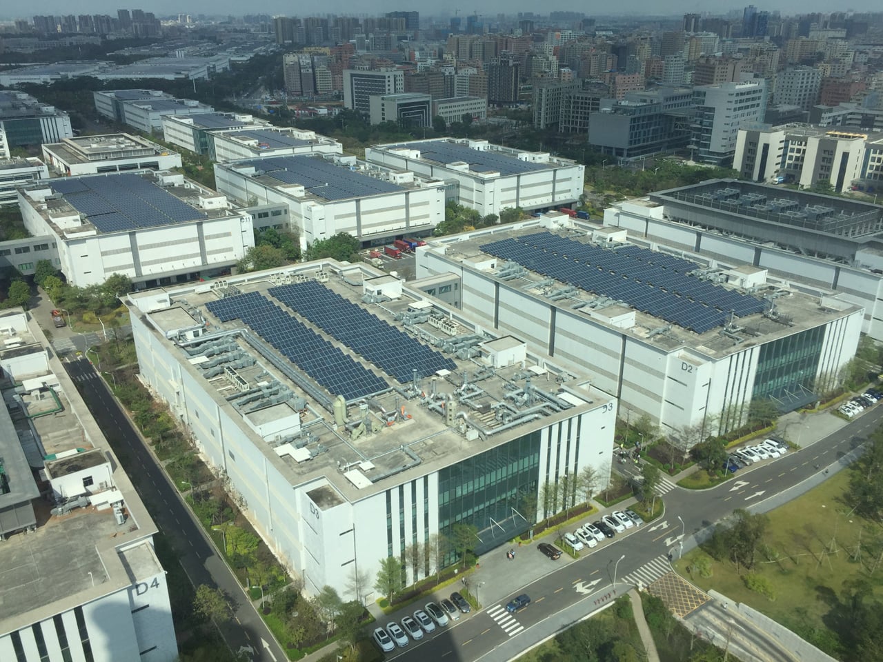 Výrobní haly Huawei v Dongguanu