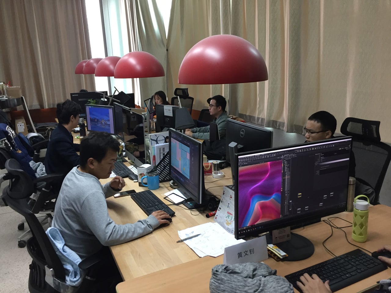 Jak se vytváří pozadí a témata pro chytré telefony Huawei