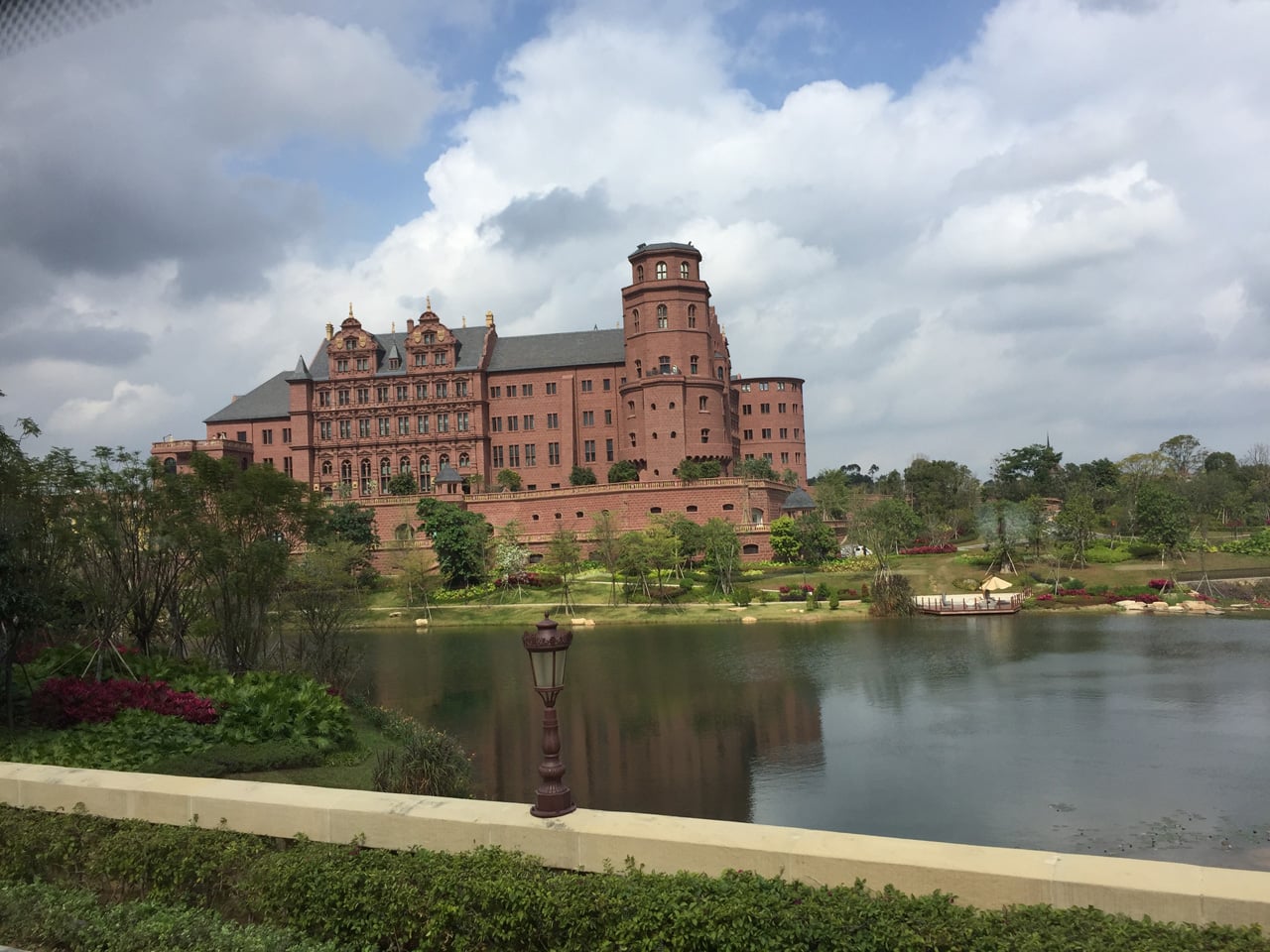 Jak vypadá sídlo Huawei v Číně (Shenzhen, Dongguan, Šanghaj)