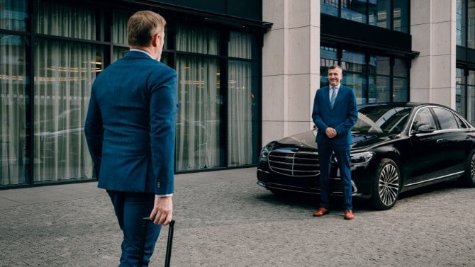 Je libo Lexus, nebo rovnou Maybach? Liftago akvírovalo CzechDrive a představuje třídu Limousine, cílí s ní na manažery i filmové hvězdy