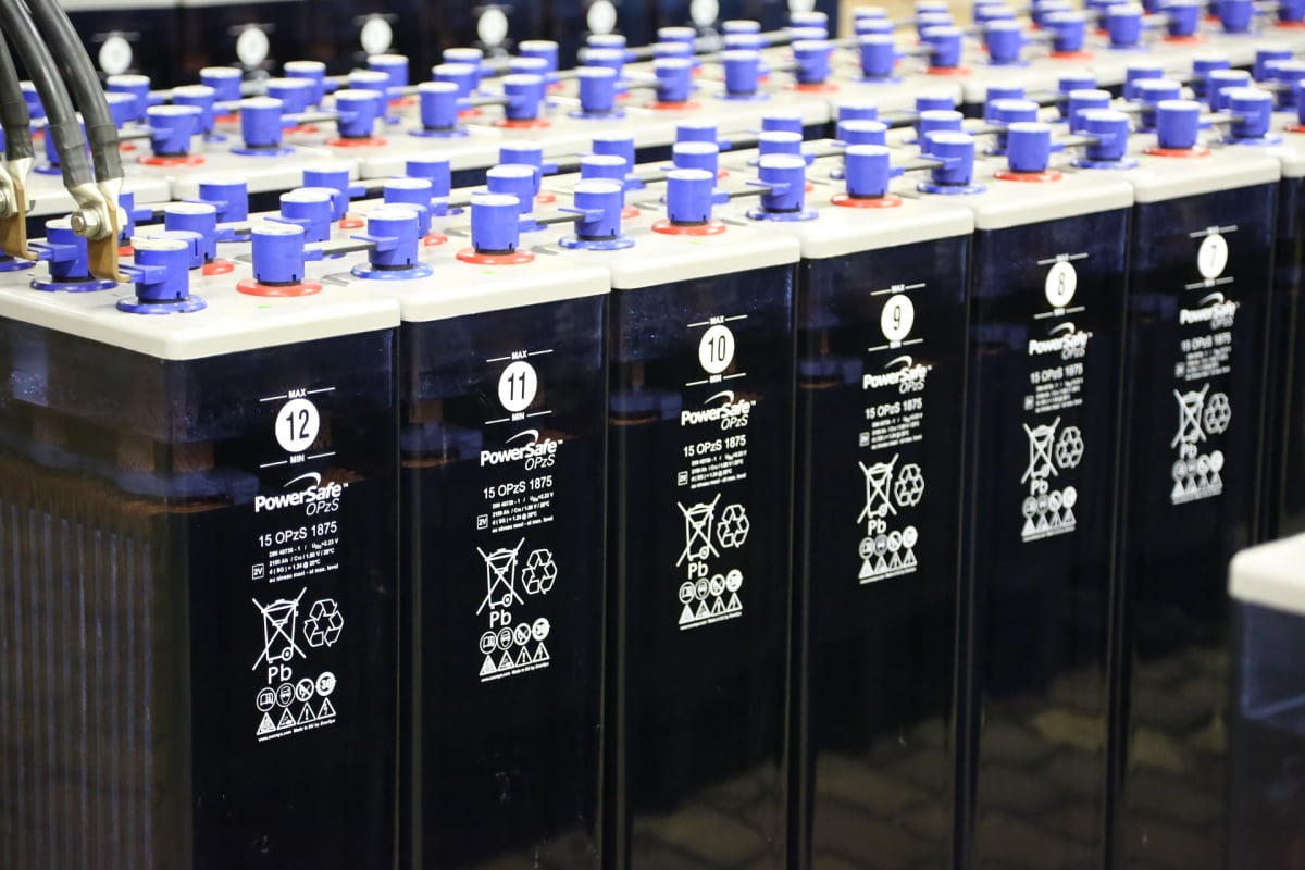 Olověné dvouvoltové články. Jedna sada dá dohromady 48 V a k jednomu usměrňovači se obvykle dávají dvě až tři.