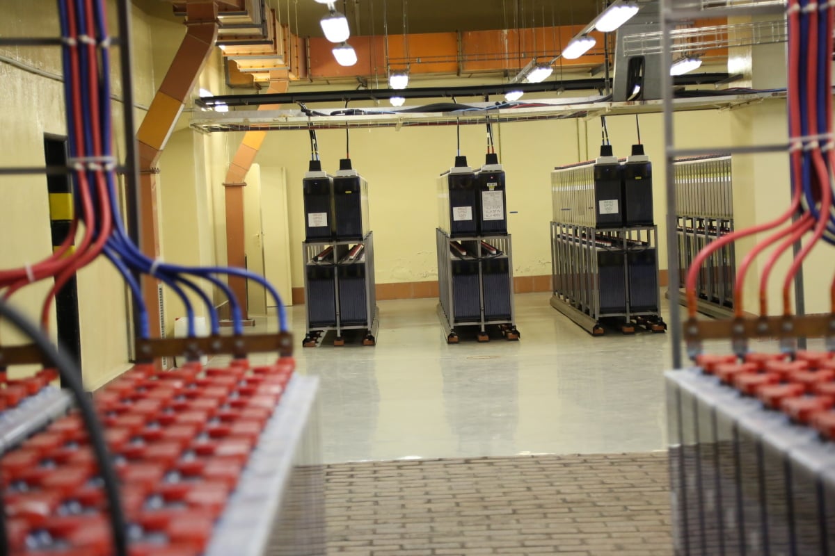 Vzadu baterie pro hnízda UPS. V případě potřeby vydrží technologie napájet tři hodiny.