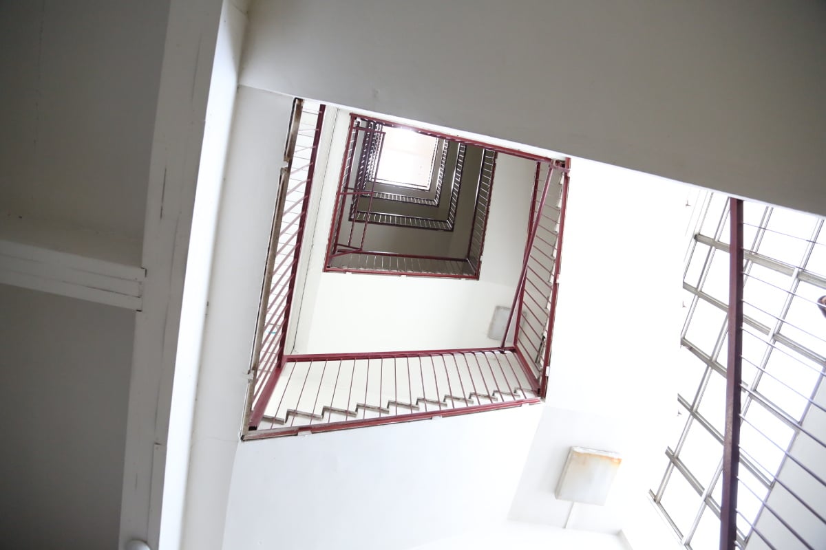 Naddimenzované je i schodiště, které nás vede do vyšších pater. Vlevo nahoře tyče na sušení hasičských hadic.