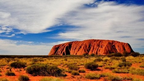 Náhledový obrázek - Fronty jako na Everestu. Australský symbol Uluru zavalily davy turistů, od října se nahoru už nedostanou