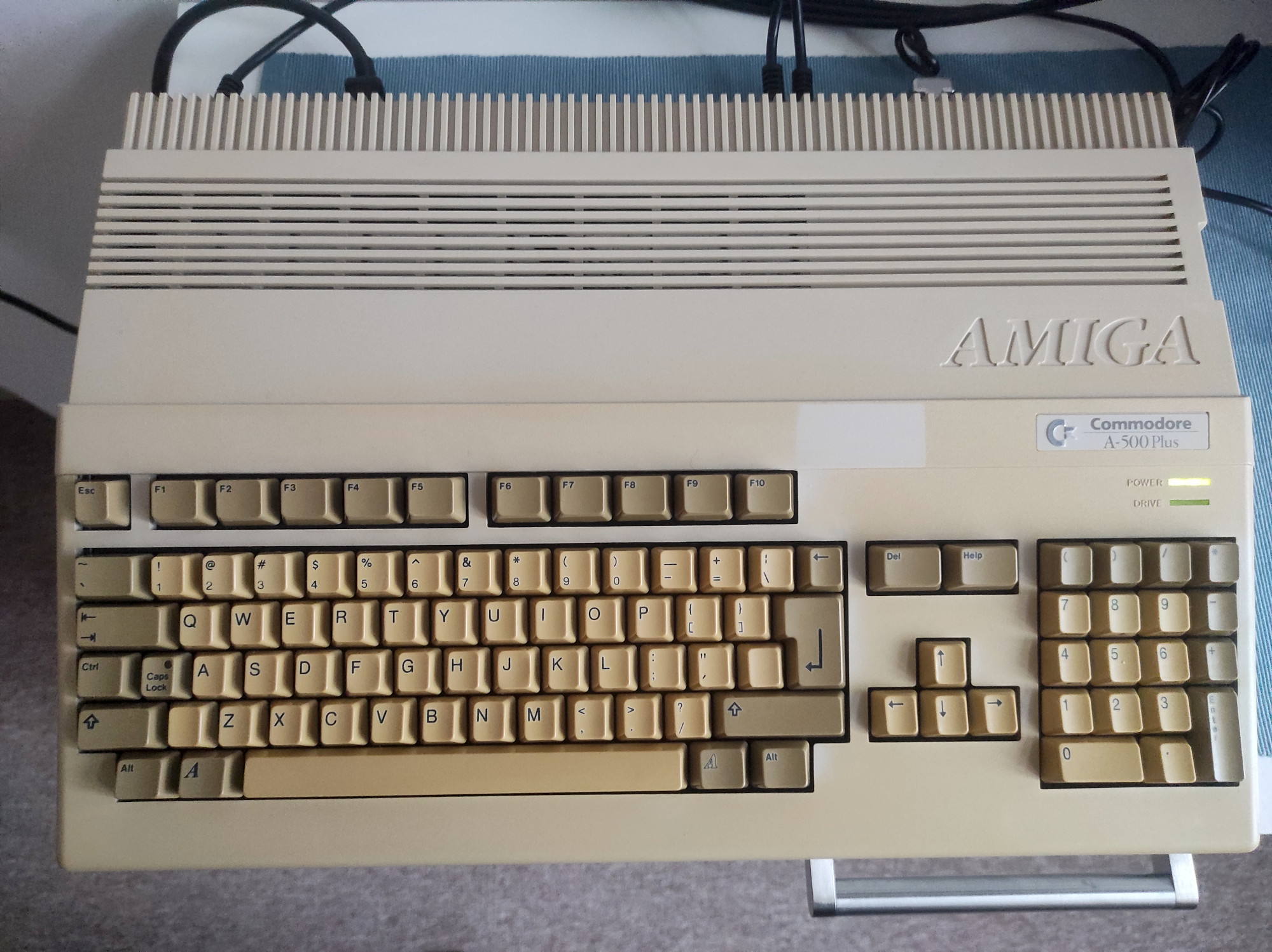 Vyčištěná a složená Amiga. Když pomineme zažloutlé plasty, tak ji to opět sluší.
