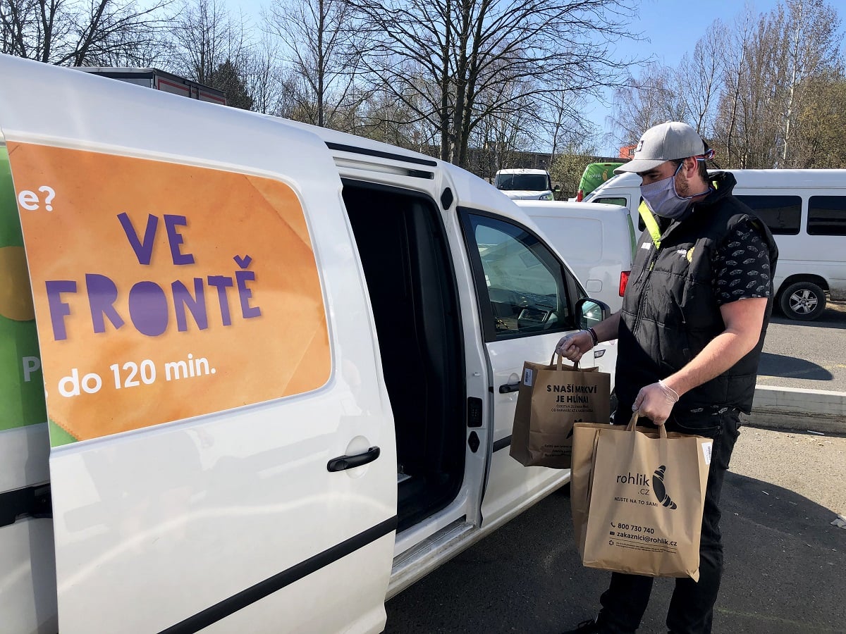 Kurýři Rohlíku musejí během pandemie dodržovat striktní hygienická opatření.