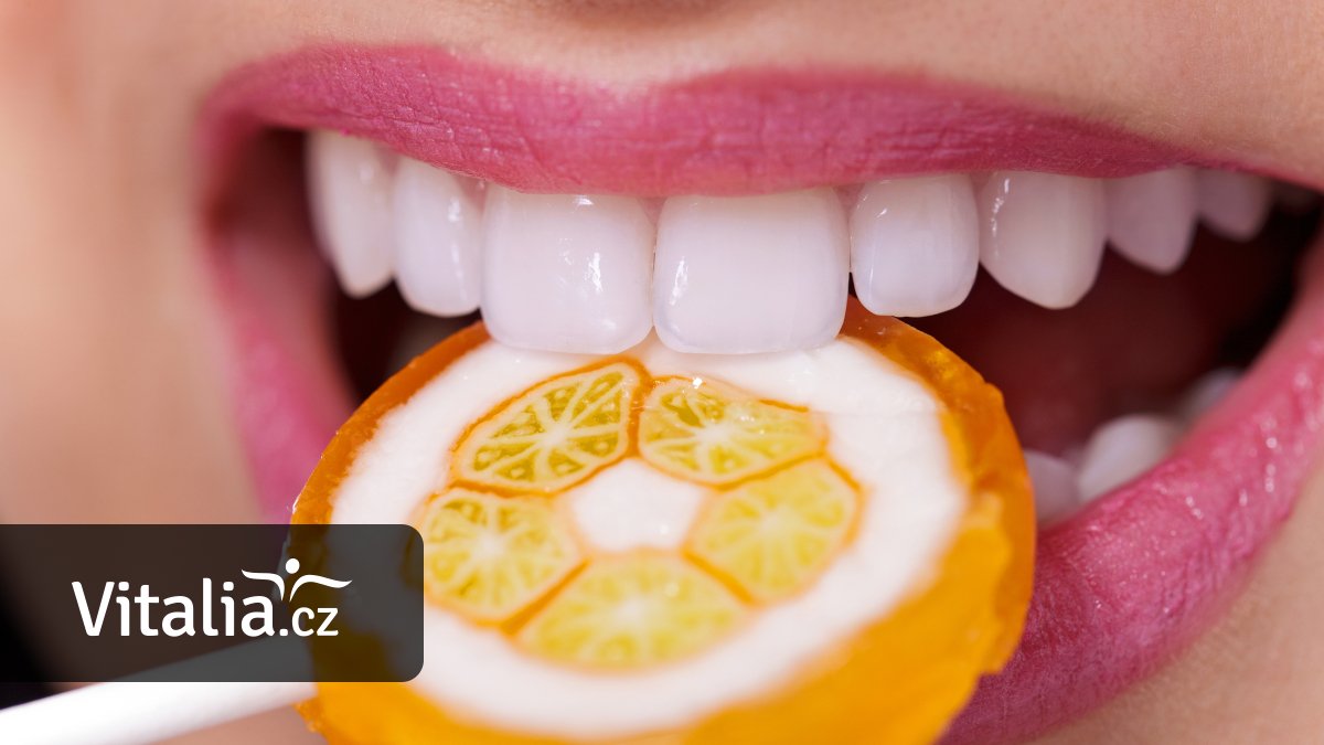 Zuby si čistěte až 30 minut po jídle, jinak si je ničíte. Na každé roční období potřebujete nový kartáček