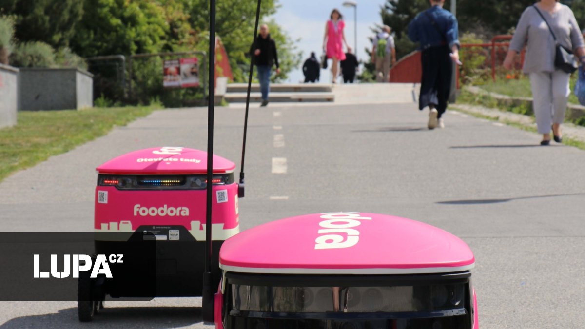 Foodora posílá autonomní roboty do další části Prahy, jezdit budou i se zbožím z obchodu firmy