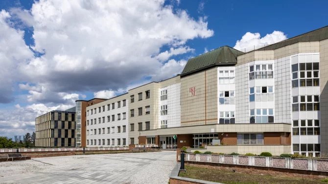 Hlavní vchod do pražského Institutu klinické a experimentální medicíny