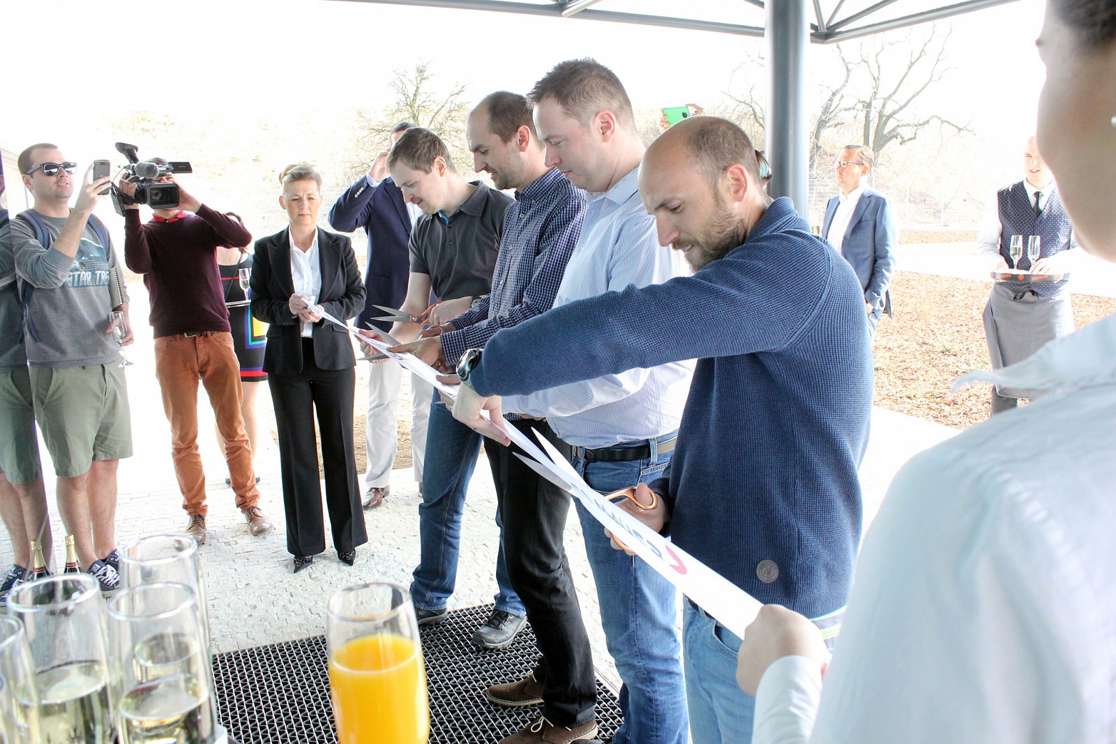 Nezbytné stříhání pásky – zleva technický šéf Seznamu Vlastimil Pečínka, generální ředitel Pavel Zima, Data Centre Manager Marek Leš a Business Development Director Michal Feix.