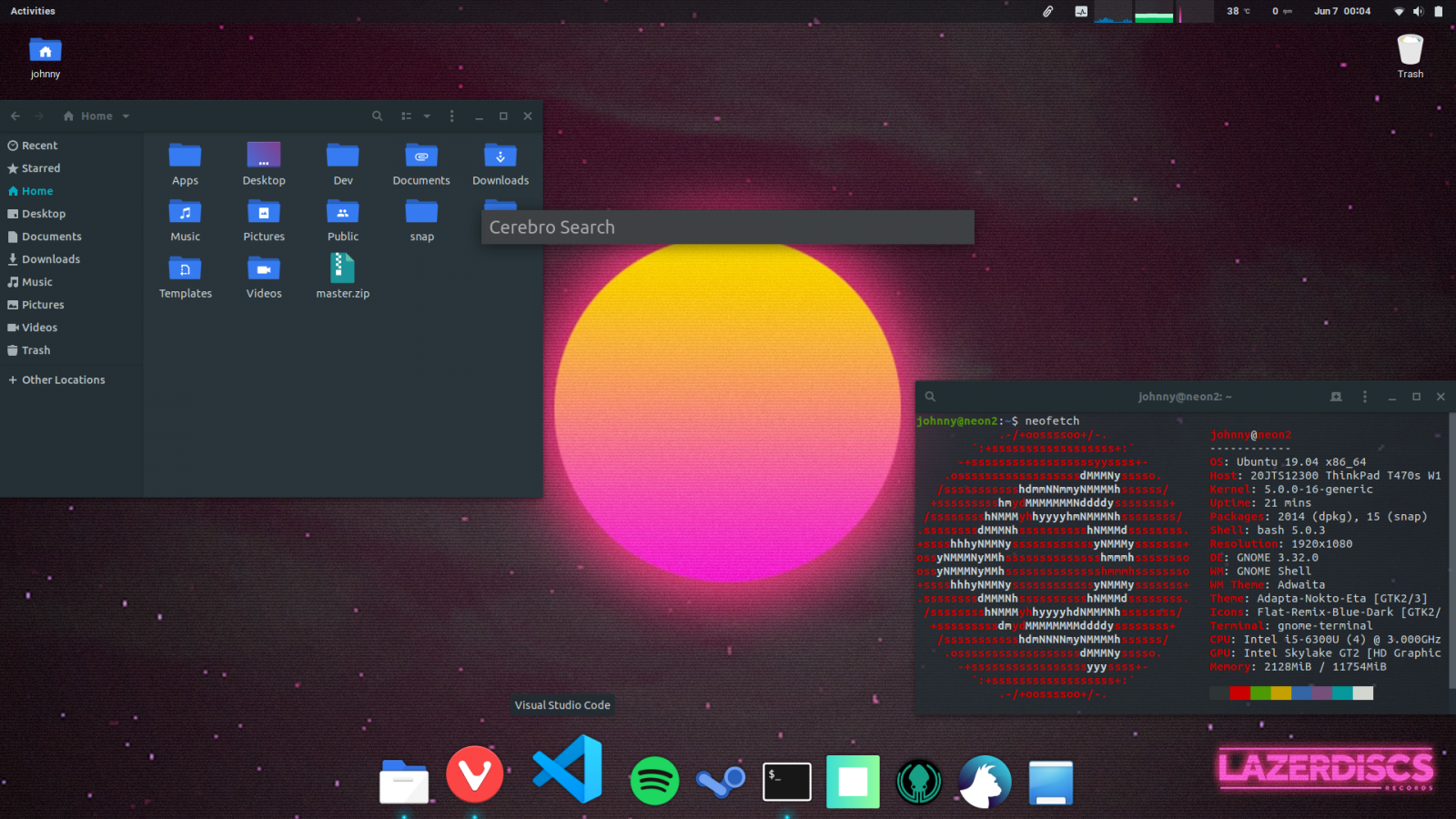 Ubuntu 19.04, Adapta Nokto Eta theme, Flat Remix Dark Blue icons, vypnutý Gnome panel + Plank, Cerebro search
