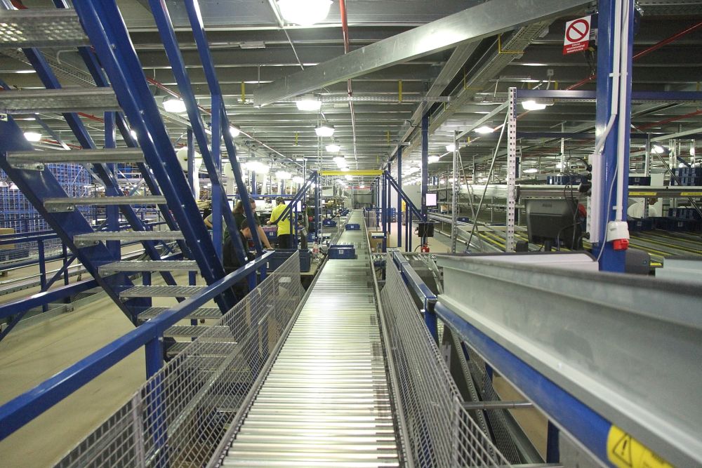 Budova je jimi doslova protkána.