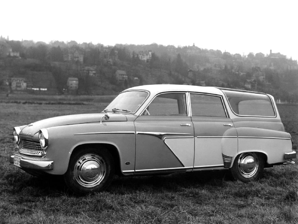 Camping patřil ke špičkám eisenašské nabídky – spousta chromovaných ozdob, nezvyklá střešní okna a před výřezem předních kol malý emblém někdejší karosárny Gläser