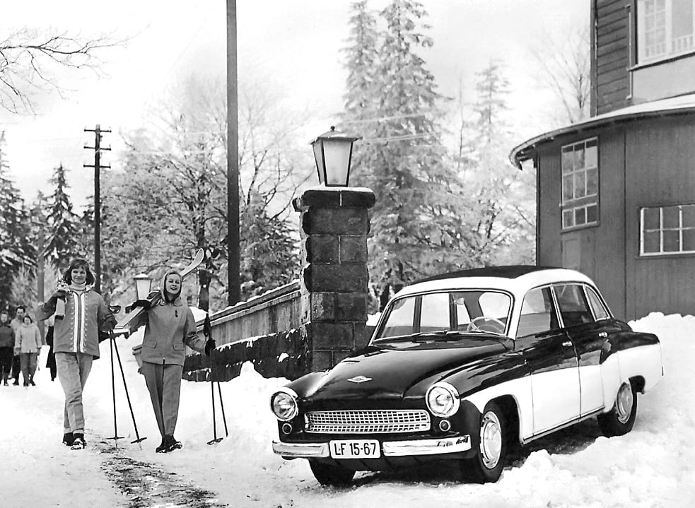 Další idylka, tentokrát zimní: v NDR bylo velkým zázrakem sehnat lyže, natož Wartburg s látkovým střešním dílem. Vůz má registraci z Eisenachu
