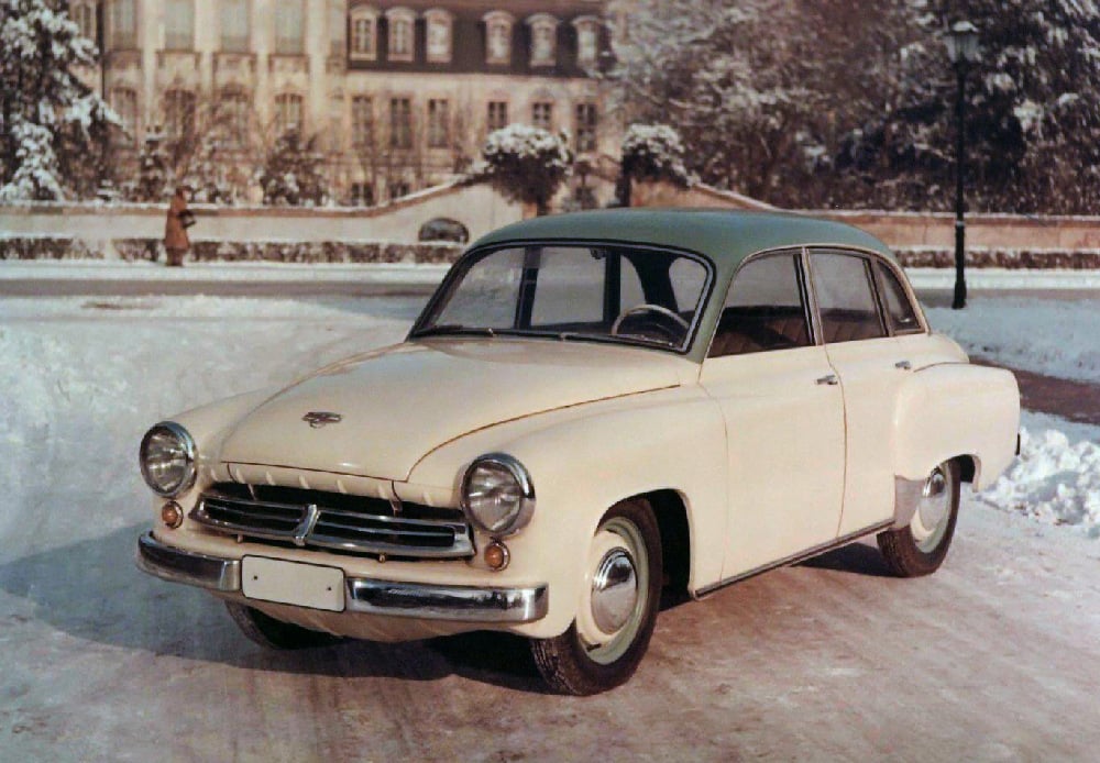 Na samém začátku produkce: informaci o zahájení výroby Wartburgu 900/311 přinesly všechny východoevropské motoristické časopisy, ale sny o novém wartburgu v rodinné garáži si na realitu musely ještě počkat