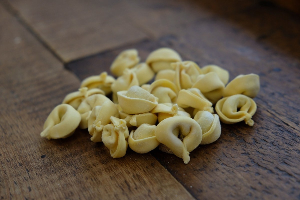 tortellini: mají tvar prstýnků/kroužků, obvykle s masovou anebo sýrovou náplní