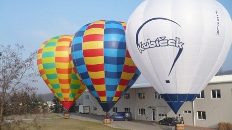 Náhledový obrázek - Naše balóny létají všude od Číny po Kanadu, říká Petr Kubíček. Nové piloty učí ovládat horkovzdušný balon na zámku