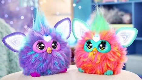 Náhledový obrázek - Hit z devadesátých let opět v prodeji. Firma Hasbro vrací na trh plyšového robota Furbyho, trápí ji klesající tržby