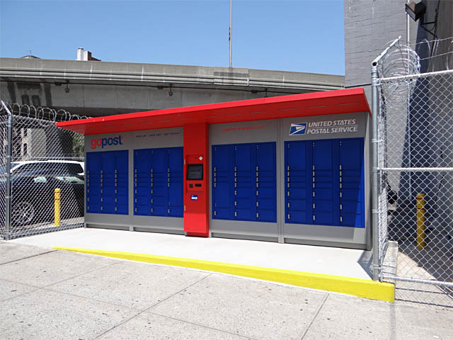 Americká federální pošta USPS rozmístila první poštmaty umožňující jak výběr, tak odesílání zásilek v roce 2012.