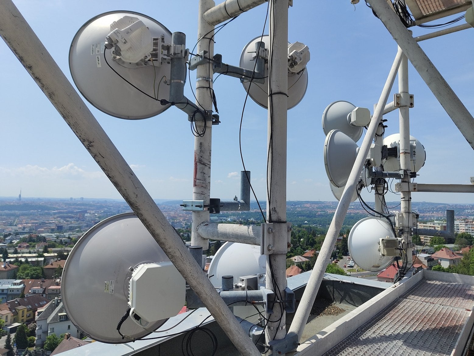 Mikrovlnné spoje Vodafonu (UPC) v pražských Kobylisích