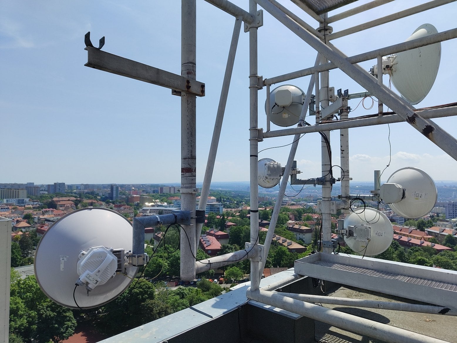 Mikrovlnné spoje Vodafonu (UPC) v pražských Kobylisích